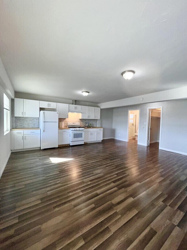 Building Photo - 3640 Pio Pico Dr