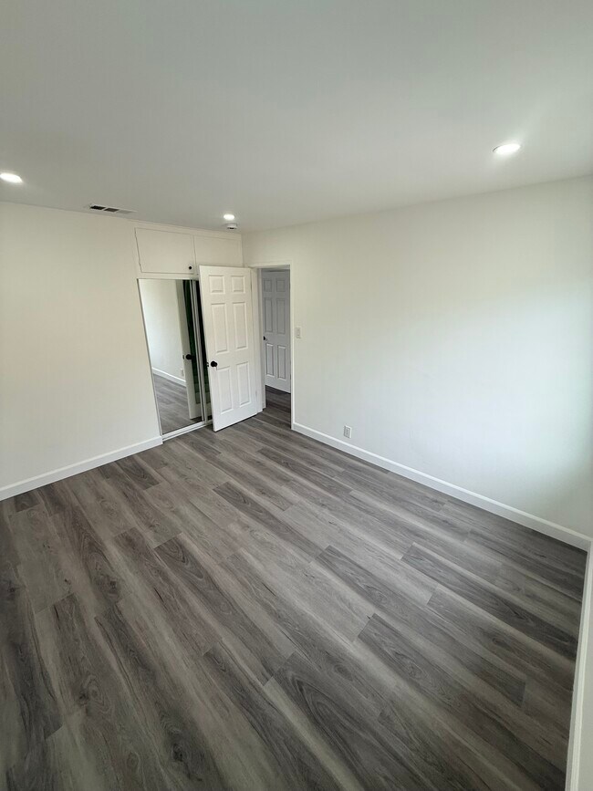 Foto del edificio - 9136 Clancey Ave