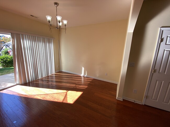 Building Photo - 406 Walnut Woods Dr
