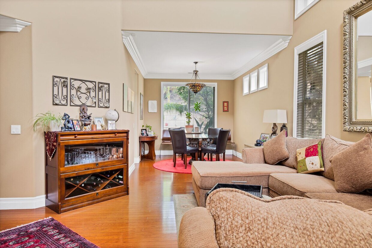 Foto principal - Incredible 5BR/3BA Sorrento Valley Propert...