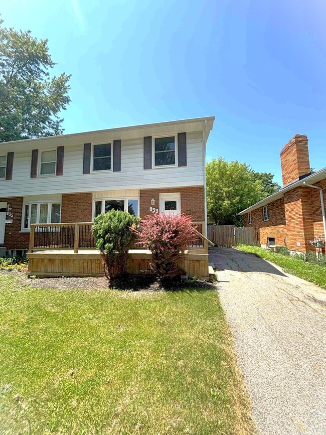 Building Photo - 833 Assiniboine Crescent