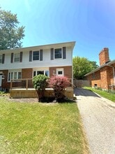 Building Photo - 833 Assiniboine Crescent