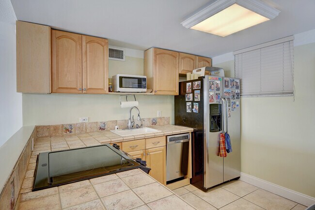 Building Photo - 1045 10th St
