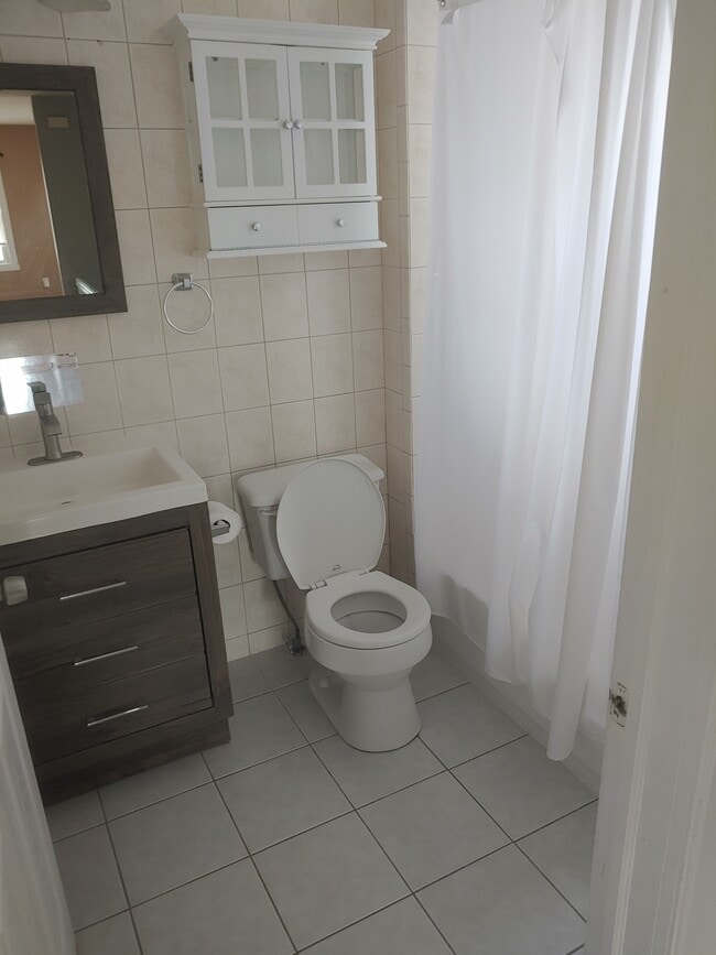 Full bath - 119 Valley Rd
