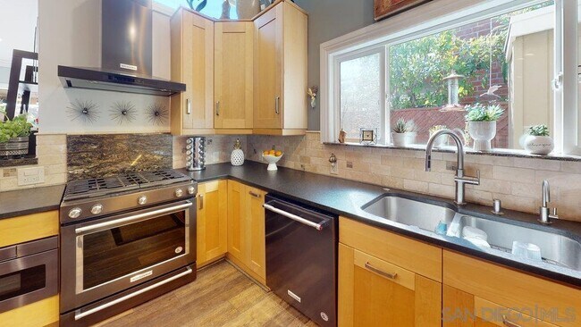 Foto del edificio - 2755 Wyandotte Ave