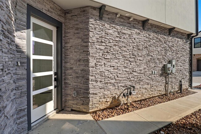 Building Photo - 2929 El Fenice Ln