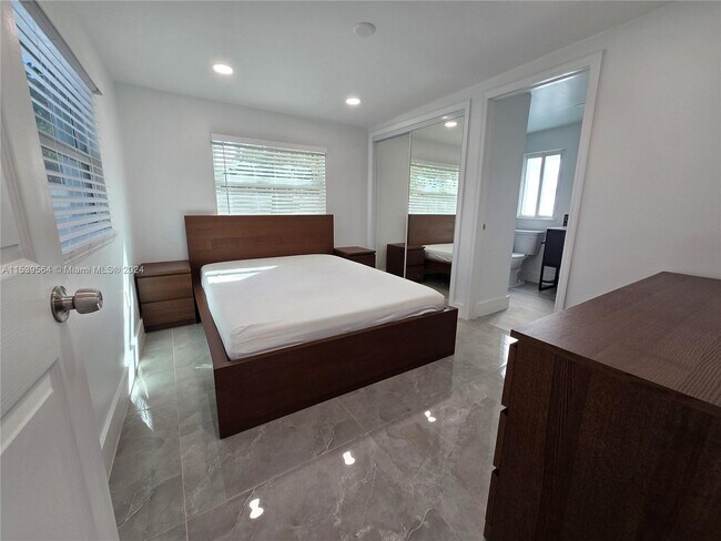 Foto del edificio - 4648 SW 24th Ave