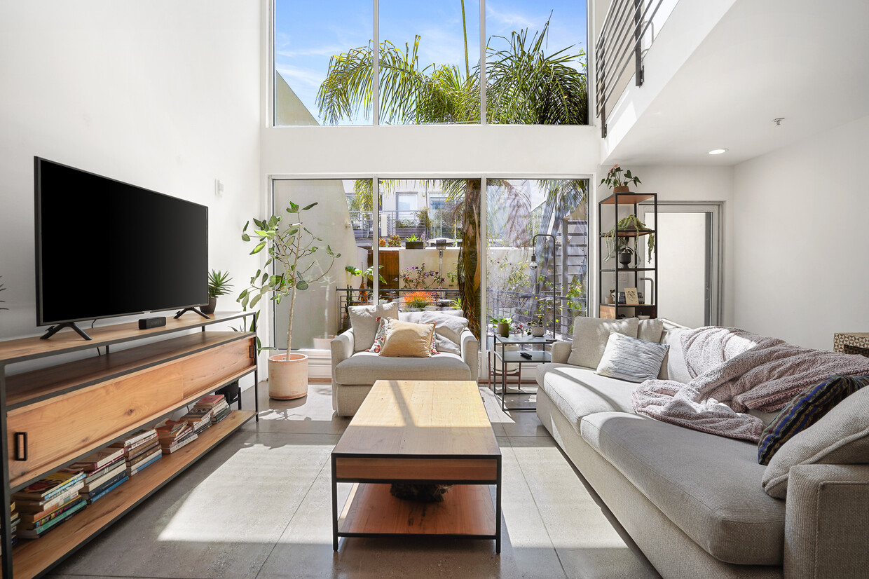 Living Room - 712 Bryant St