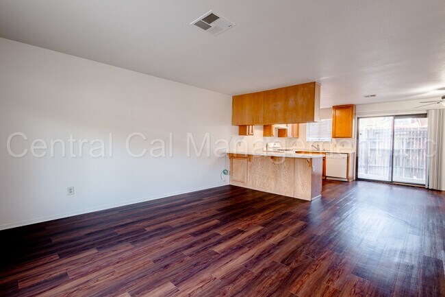 Foto del edificio - 8400 Laborough Dr