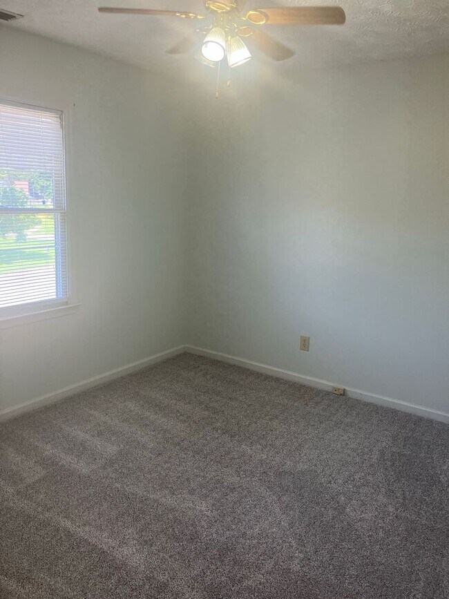 Building Photo - BEAUTIFUL 3 BEDROOM 2.5 BATH STORY HOME (SB)