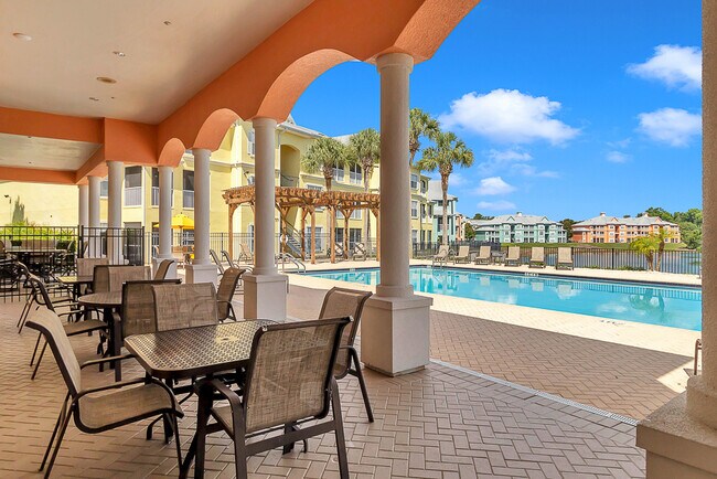 Piscina con patio cubierto & asientos - Bermuda Estates at Ormond Beach