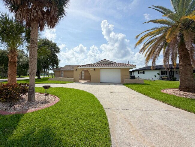 Building Photo - "Charming 2-Bed, 2-Bath Oasis with 1334 Sq Ft in New Port Richey!"