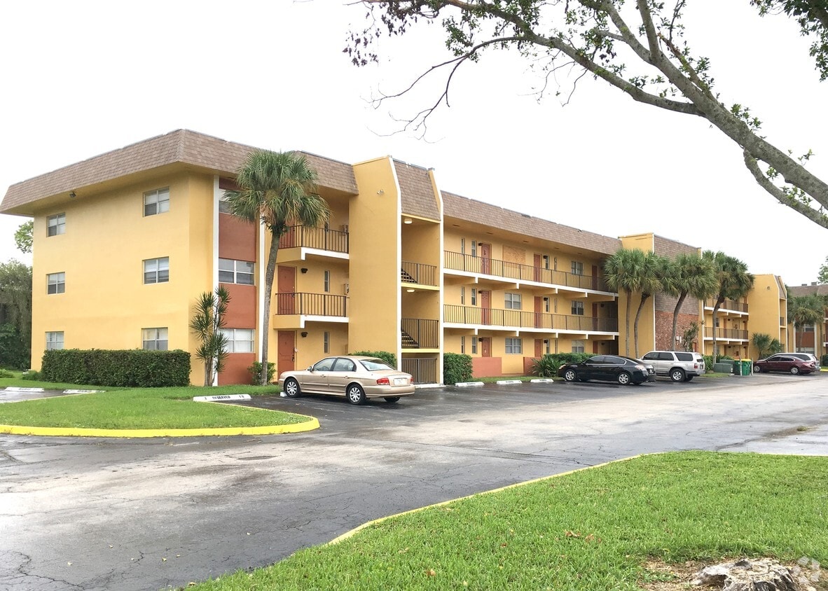 Versailles Gardens Condominium Apartments in Tamarac, FL