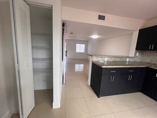 Foto del edificio - 8245 NW 6th Ter