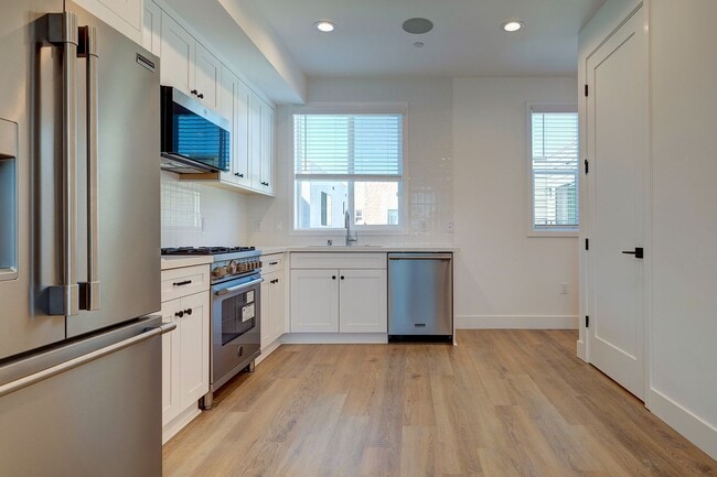 Building Photo - Fantastic Multi-Level Townhome - 3 bed 3 b...