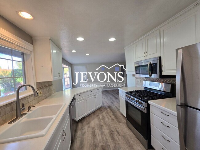 Building Photo - Perfect for families and pets! Charming 3-...