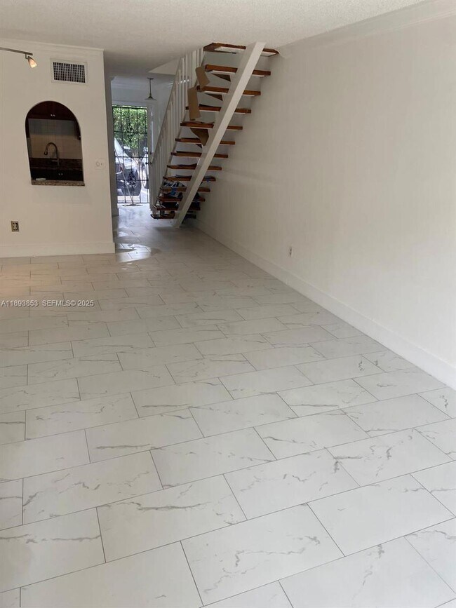 Foto del edificio - 15389 S Dixie Hwy