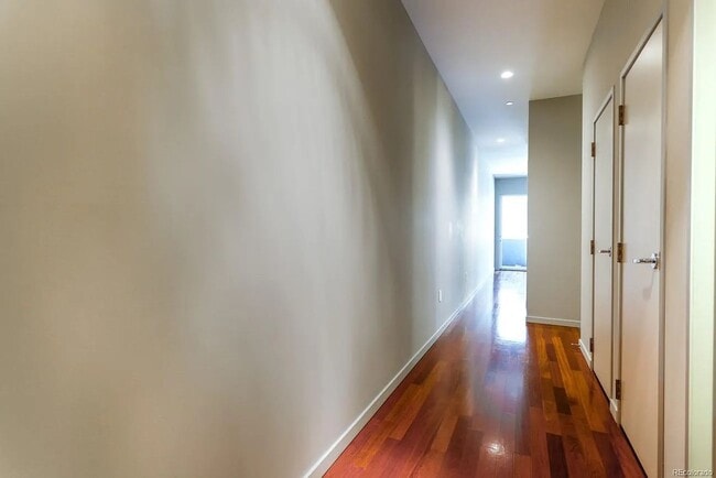 Foto del edificio - Gorgeous, Modern 2 Bed, 2 Bath Condo steps...