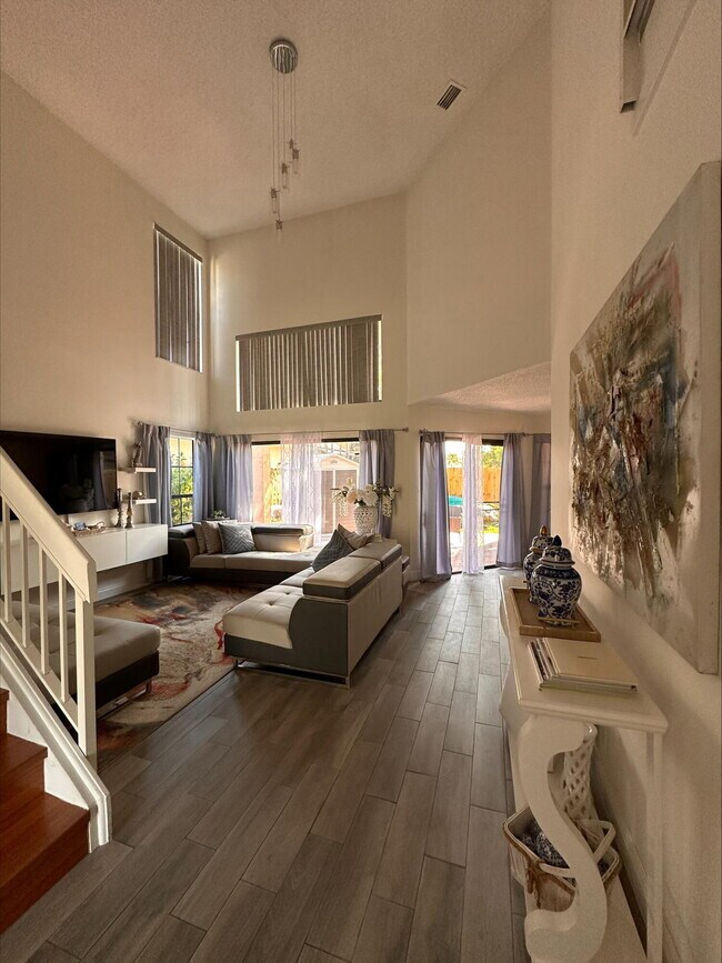 Foto del edificio - 1728 Shoreside Cir