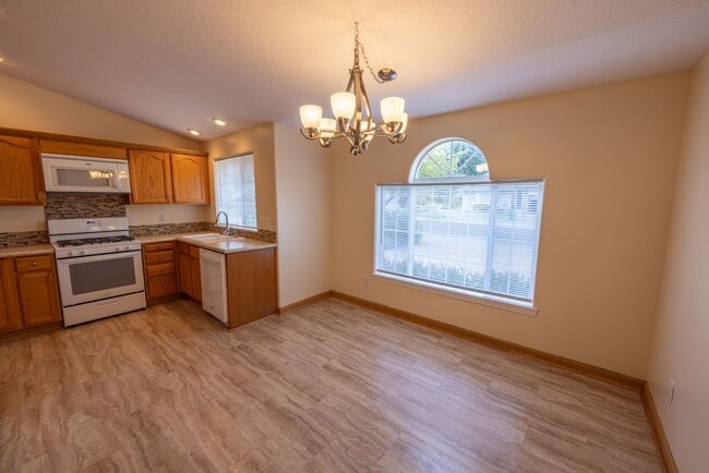 Foto del edificio - One Level Ranch Home - Three Bedrooms - Wa...