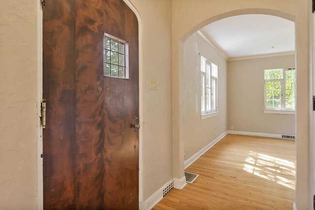 Building Photo - 618 S Harvey Ave
