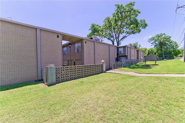 Building Photo - 9008 San Benito Way