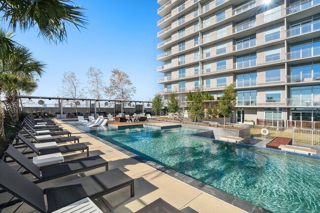 Terraza de la piscina de Luminary Residences - Luminary Residences