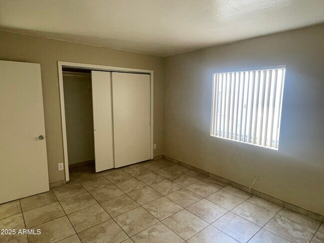 Foto del edificio - 1222 E Mountain View Rd