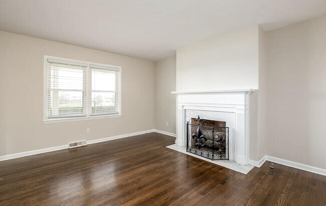 Foto del edificio - 305 Lakeshore Dr
