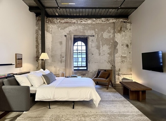 Building Photo - 1009 W Juneau Ave