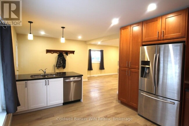 Photo du bâtiment - 460 Main St N