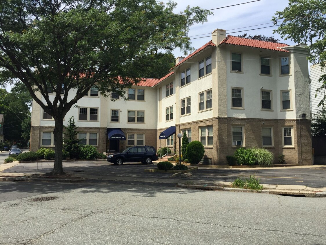 Historic building in quiet neighborhood - 142 Humboldt Ave