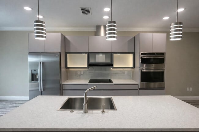 Building Photo - 2033 Greenbriar Ter