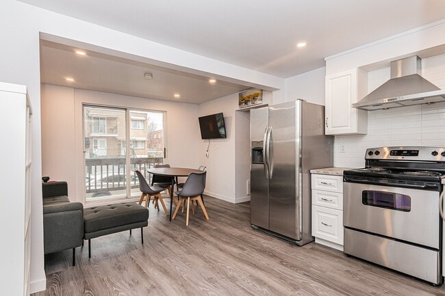 Building Photo - 6548 Av. Azilda