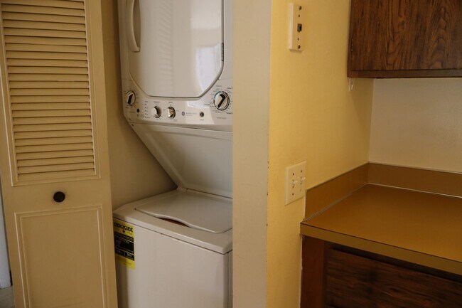 Building Photo - Comfortable Condo Living in Central Fort C...