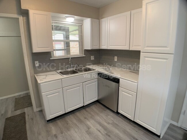 Foto del edificio - 6812 S Land Ave