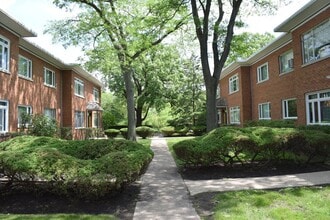 Building Photo - 600 Green Bay Rd