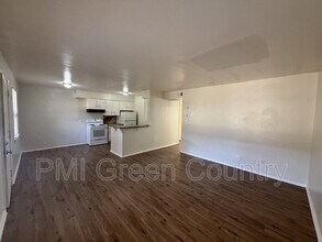 Building Photo - 917 N Yale Ave