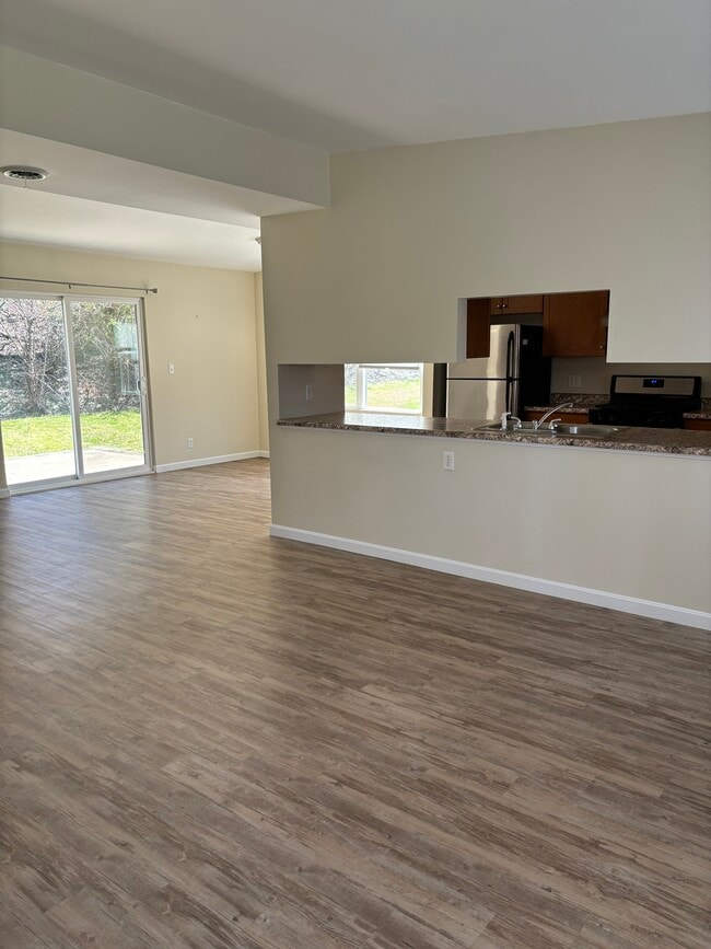 Open floor space - 102 Maple Ridge Dr