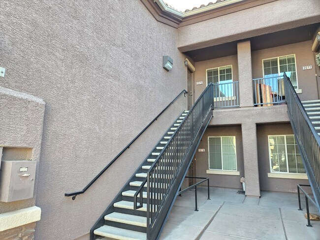 Building Photo - Lovely 3bdr 2bth apartment with one car garage