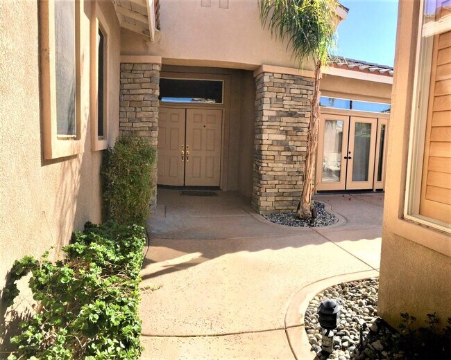Foto del edificio - 77573 Ashberry Ct