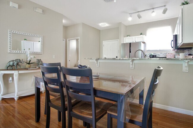 Foto del edificio - Modern 3-Bedroom, 2-Bath Townhouse near Ch...