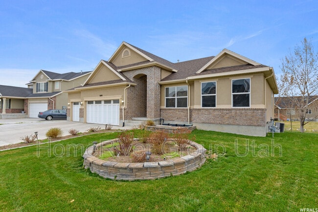 Building Photo - 6049 Bayshore Dr