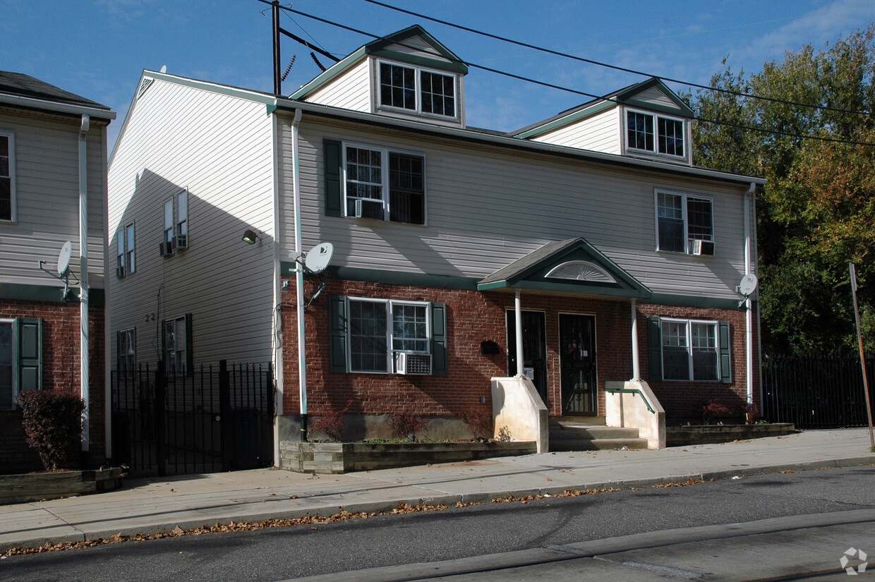 Building Photo - 4923 Chester Ave