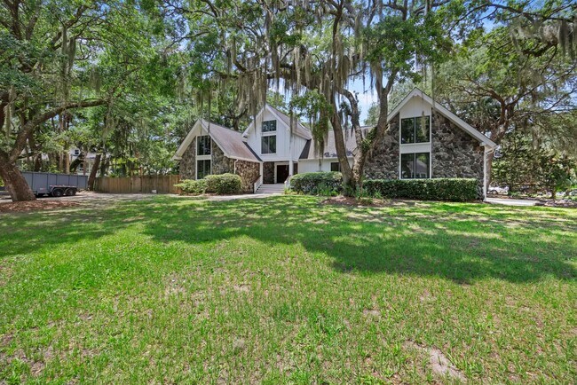 Building Photo - Available 6/15. Stunning, Fully-Rennovated...