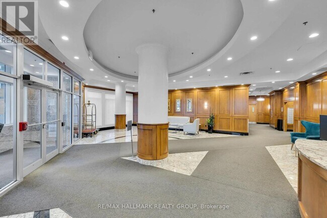 Building Photo - 242 Rideau St