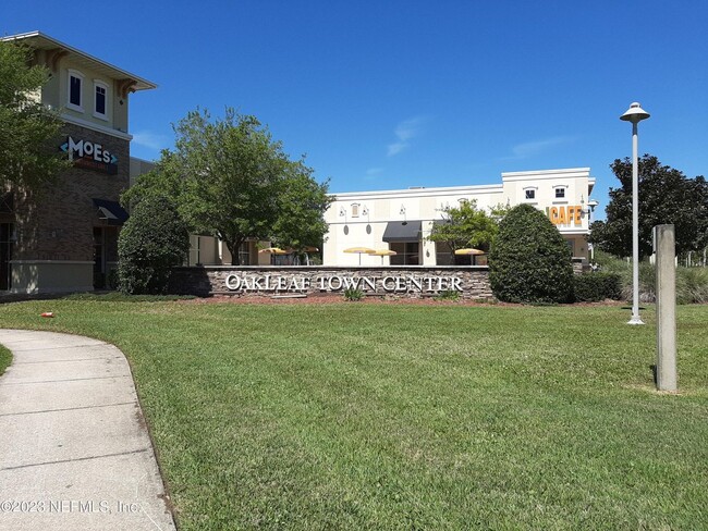 Foto del edificio - Beautiful 3/2.5 Townhouse located Oakleaf!