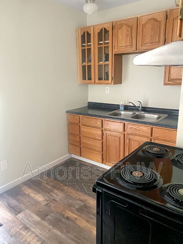 1009 Iris St Unit B, Milton, WA 98354 Condo for Rent in Milton, WA