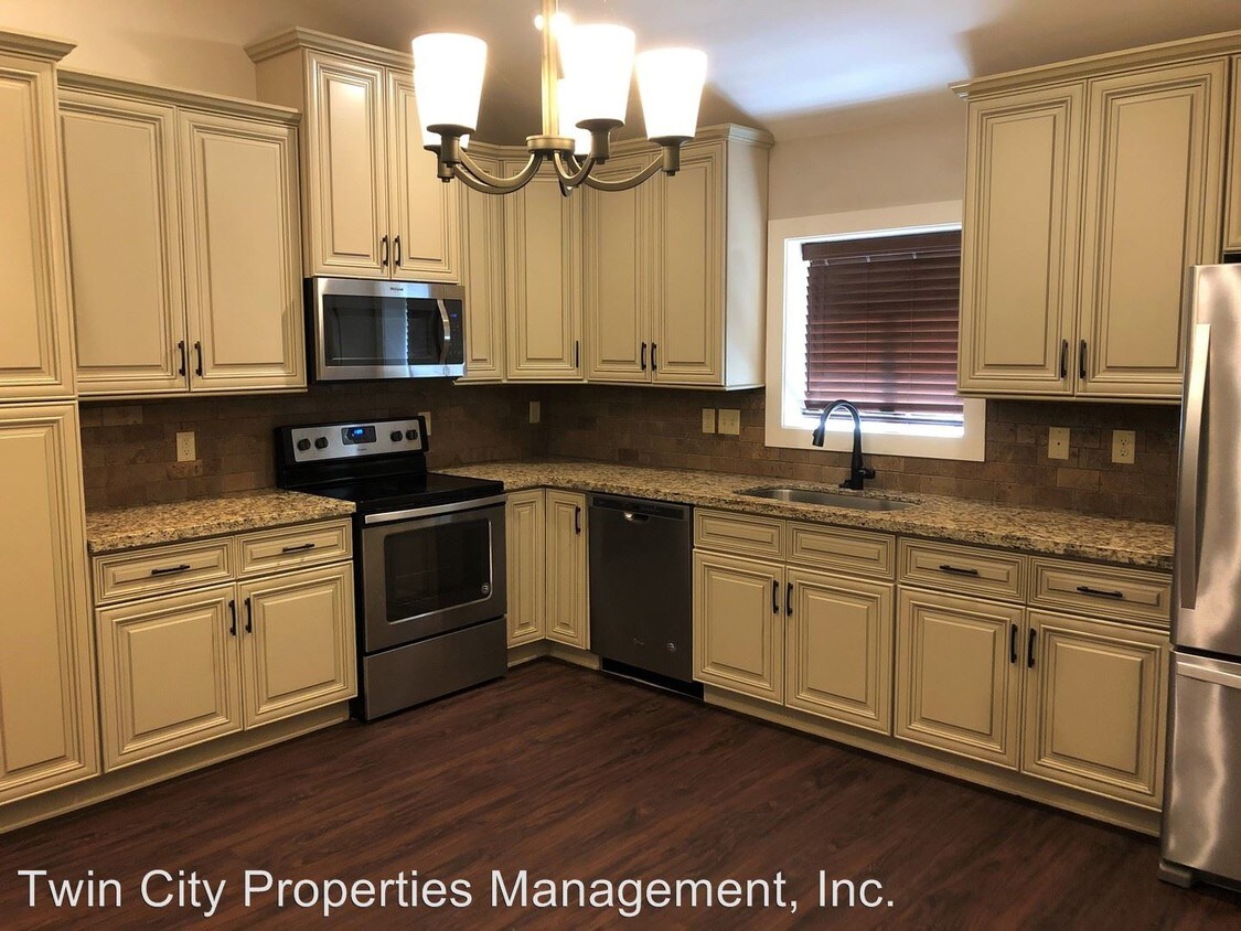 Foto principal - 2402 Broadmoor Dr