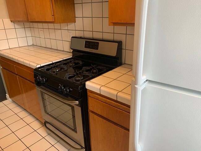 Kitchen - 1527 Veteran Ave